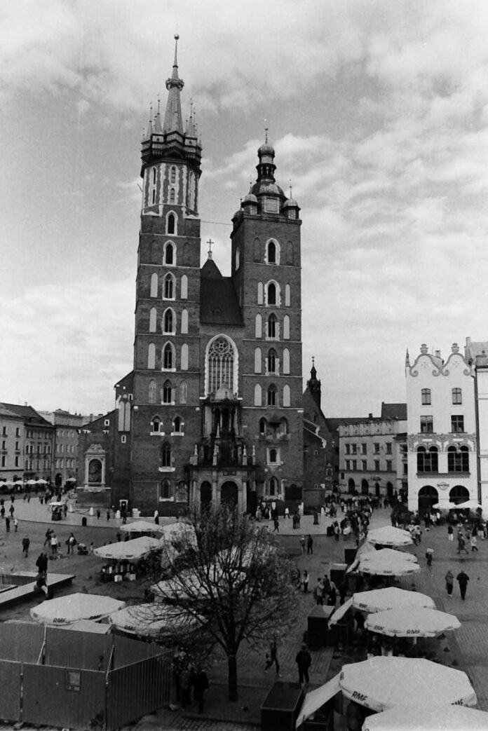 Black and white photo of St. Mary's Basilica in Kraków, showcasing its Gothic architecture.
